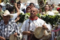 Lunes 25 de abril del 2016. Tuxtla Gutiérrez. Bajo el intenso calor de la depresión central de Chiapas, Monseñor Fabio Martínez Castilla Arzobispo de Tuxtla Gutiérrez, recibe las ofrendas de flores ensartadas en la catedral de San Marcos, donde se celebra
