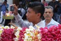 Lunes 25 de abril del 2016. Tuxtla Gutiérrez. Bajo el intenso calor de la depresión central de Chiapas, Monseñor Fabio Martínez Castilla Arzobispo de Tuxtla Gutiérrez, recibe las ofrendas de flores ensartadas en la catedral de San Marcos, donde se celebra