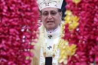 Lunes 25 de abril del 2016. Tuxtla Gutiérrez. Bajo el intenso calor de la depresión central de Chiapas, Monseñor Fabio Martínez Castilla Arzobispo de Tuxtla Gutiérrez, recibe las ofrendas de flores ensartadas en la catedral de San Marcos, donde se celebra