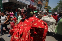 Domingo 17 de mayo del 2015. Tuxtla Gutiérrez. El recorrido del Carretón de San Pascualito dentro del calendario tradicional de los indígenas zoques, quienes acompañan a las replicas del famoso esqueleto con danzas y festejos propios de esta cultura de la