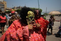 Domingo 17 de mayo del 2015. Tuxtla Gutiérrez. El recorrido del Carretón de San Pascualito dentro del calendario tradicional de los indígenas zoques, quienes acompañan a las replicas del famoso esqueleto con danzas y festejos propios de esta cultura de la