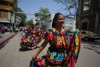 Domingo 17 de mayo del 2015. Tuxtla Gutiérrez. El recorrido del Carretón de San Pascualito da inicio la calendario tradicional de los indígenas zoques, quienes acompañan a las replicas del famoso esqueleto con danzas y festejos propios de esta cultura de 