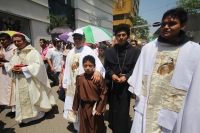 Domingo 17 de mayo del 2015. Tuxtla Gutiérrez. El recorrido del Carretón de San Pascualito dentro del calendario tradicional de los indígenas zoques, quienes acompañan a las replicas del famoso esqueleto con danzas y festejos propios de esta cultura de la