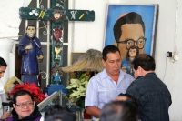 Sábado 5 de enero del 2013. Tuxtla Gutiérrez, Chiapas. La iglesia de San Pascualito ofrece un desayuno a las autoridades zoques después de la ceremonia de la limpia de la imagen del patrón de la comunidad.