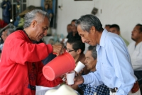 Sábado 5 de enero del 2013. Tuxtla Gutiérrez, Chiapas. La iglesia de San Pascualito ofrece un desayuno a las autoridades zoques después de la ceremonia de la limpia de la imagen del patrón de la comunidad.