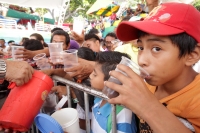 Sábado 20 de agosto del 2016. Tuxtla Gutiérrez. La Jícara de Pozol Más Grande Del Mundo. La llamada “la jícara de pozol más grande del mundo” es elaborada por miembros de la comunidad del Barrio de San Roque y es brindada a los participantes de los festej