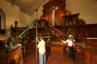 Jueves 16 de agosto del 2012. Tuxtla Gutiérrez, Chiapas. Esta madrugada los habitantes del Barrio de San Roque realizan el recorrido de las imágenes religiosas por las calles y avenidas de esta ciudad como parte de las actividades tradicionales de esta ve