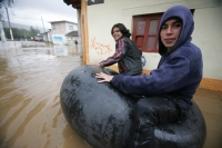 Habitantes de la colonial ciudad de San Cristóbal de las Casas sufren inundaciones en varios barrios durante las lluvias de este fin de semana. Autoridades de Protección Civil dan a conocer que más de 30o familias se encuentran afectadas en San Cristóbal 