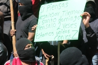 Martes 20 de noviembre del 2012. San Cristóbal de las Casas, Chiapas. Indígenas de varias colonias de San Cristóbal de las Casas marchan gritando consignas zapatistas durante las celebraciones de la Revolución Mexicana para exigir a las autoridades estata