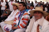 Miércoles 27 de enero del 2016. San Cristóbal de las Casas. Indígenas de varios estados de la República Mexicana reciben actas de nacimiento en esta ciudad del sureste durante la firma del Convenio  para Garantizar los Derechos a la Identidad de la Poblac
