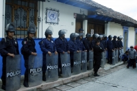 Elementos de la Policia Estatal resguardan las instalaciones del PNUD de la ONU en la ciudad de San Cristóbal para evitar que maestros de la Zona Altos invadan estas instalaciones durante el plantón de esta mañana.
