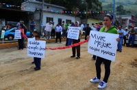 Pobladores de San Fernando realizan un recorrido de protesta por las calles de esta comunidad cercana a Tuxtla, protestando ante las autoridades municipales por la falta de obra pública y en especial por los trabajos inconclusos del boulevard de acceso qu