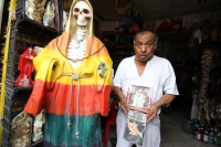 Lunes 25 de noviembre del 2013. Tuxtla Gutiérrez. El culto tuxtleco a la Santa Muerte se reúne en torno a la Confraternidad Di-Tu en el centro de esta ciudad donde quienes creen en este santo popular reciben favores, milagros y sanaciones.
