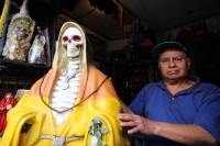 Lunes 25 de noviembre del 2013. Tuxtla Gutiérrez. El culto tuxtleco a la Santa Muerte se reúne en torno a la Confraternidad Di-Tu en el centro de esta ciudad donde quienes creen en este santo popular reciben favores, milagros y sanaciones.