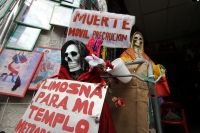 Lunes 25 de noviembre del 2013. Tuxtla Gutiérrez. El culto tuxtleco a la Santa Muerte se reúne en torno a la Confraternidad Di-Tu en el centro de esta ciudad donde quienes creen en este santo popular reciben favores, milagros y sanaciones.