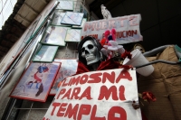 Lunes 25 de noviembre del 2013. Tuxtla Gutiérrez. El culto tuxtleco a la Santa Muerte se reúne en torno a la Confraternidad Di-Tu en el centro de esta ciudad donde quienes creen en este santo popular reciben favores, milagros y sanaciones.