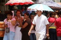 Miércoles 30 de julio del 2014. Tuxtla Gutiérrez. La muchedumbre espera desde la madrugada para ser atendida en la SDyPC haciendo cola por varias cuadras.