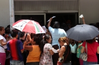 Miércoles 30 de julio del 2014. Tuxtla Gutiérrez. La muchedumbre espera desde la madrugada para ser atendida en la SDyPC haciendo cola por varias cuadras.