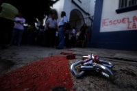 Martes 23 de agosto del 2016. Tuxtla Gutiérrez. Padres de familia de alumnos de la Secundaria Pública del Estado Número 1 discuten esta mañana cuando un grupo intenta romper algunos de los candados colocados por el Movimiento Magisterial en Contra de la R