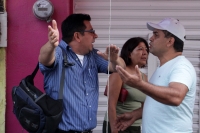 Martes 23 de agosto del 2016. Tuxtla Gutiérrez. Padres de familia de alumnos de la Secundaria Pública del Estado Número 1 discuten esta mañana cuando un grupo intenta romper algunos de los candados colocados por el Movimiento Magisterial en Contra de la R