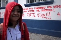 Martes 23 de agosto del 2016. Tuxtla Gutiérrez. Padres de familia de alumnos de la Secundaria Pública del Estado Número 1 discuten esta mañana cuando un grupo intenta romper algunos de los candados colocados por el Movimiento Magisterial en Contra de la R