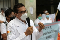 Martes 10 de noviembre del 2020. Tuxtla Gutiérrez. En manifestación, trabajadores de salud protestan en el Congreso de Chiapas.