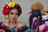 Marzo del 2015. Tuxtla Gutiérrez. Danzantes tradicionales esperan puntuales a un visitante en la entrada del Centro Cultural Jaime Sabines.