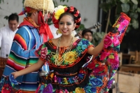 Marzo del 2015. Tuxtla Gutiérrez. Danzantes tradicionales esperan puntuales a un visitante en la entrada del Centro Cultural Jaime Sabines.