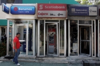 Sábado 7 de mayo del 2016. Tuxtla Gutiérrez. Personal de la PJG-Chiapas investigan los hechos vandálicos en los edificios de la SEF de este medio día donde Estudiantes normalistas irrumpieran con bombas y petardos.