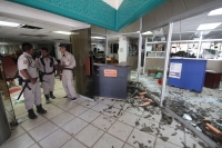 Sábado 7 de mayo del 2016. Tuxtla Gutiérrez. Personal de la PJG-Chiapas investigan los hechos vandálicos en los edificios de la SEF de este medio día donde Estudiantes normalistas irrumpieran con bombas y petardos.