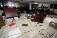 Sábado 7 de mayo del 2016. Tuxtla Gutiérrez. Personal de la PJG-Chiapas investigan los hechos vandálicos en los edificios de la SEF de este medio día donde Estudiantes normalistas irrumpieran con bombas y petardos.