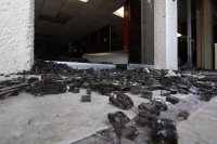 Sábado 7 de mayo del 2016. Tuxtla Gutiérrez. Personal de la PJG-Chiapas investigan los hechos vandálicos en los edificios de la SEF de este medio día donde Estudiantes normalistas irrumpieran con bombas y petardos.