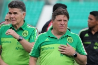 Viernes 29 de mayo del 2015. Chiapa de Corzo. La selección nacional de fut bol de México durante la revisión de la cancha del estadio Zoque donde sostendrá este sábado el encuentro amistoso ante la símil de Guatemala.