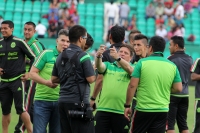Viernes 29 de mayo del 2015. Chiapa de Corzo. La selección nacional de fut bol de México durante la revisión de la cancha del estadio Zoque donde sostendrá este sábado el encuentro amistoso ante la símil de Guatemala.