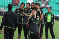 Viernes 29 de mayo del 2015. Chiapa de Corzo. La selección nacional de fut bol de México durante la revisión de la cancha del estadio Zoque donde sostendrá este sábado el encuentro amistoso ante la símil de Guatemala.