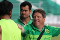 Viernes 29 de mayo del 2015. Chiapa de Corzo. La selección nacional de fut bol de México durante la revisión de la cancha del estadio Zoque donde sostendrá este sábado el encuentro amistoso ante la símil de Guatemala.