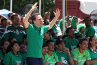 Viernes 13 de junio del 2014. Tuxtla Gutiérrez. Manuel Velazco Coello, gobernador del estado de Chiapas disfruta del partido de la selección mexicana ante Camerún en compañÃa de la plantilla del equipo Jaguares de Chiapas del fut bol nacional este medio d Viernes 13 de junio del 2014. Tuxtla Gutiérrez. Manuel Velazco Coello, gobernador del estado de Chiapas disfruta del partido de la selección mexicana ante Camerún en compañÃa de la plantilla del equipo Jaguares de Chiapas del fut bol nacional este medio d