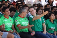 Viernes 13 de junio del 2014. Tuxtla Gutiérrez. Manuel Velazco Coello, gobernador del estado de Chiapas disfruta del partido de la selección mexicana ante Camerún en compañía de la plantilla del equipo Jaguares de Chiapas del fut bol nacional este medio d