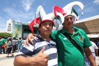 Viernes 13 de junio del 2014. Tuxtla Gutiérrez. Manuel Velazco Coello, gobernador del estado de Chiapas disfruta del partido de la selección mexicana ante Camerún en compañía de la plantilla del equipo Jaguares de Chiapas del fut bol nacional este medio d