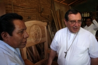 Domingo 31 de enero del 2016. San Fernando. Manuel Pergentino, el hábil carpintero que elabora la silla que utilizara el Papa Francisco durante el encuentro con las familias chiapanecas recibe la visita del Arzobispo de Tuxtla Gutiérrez Fabio Martínez Cas