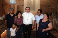 Domingo 31 de enero del 2016. San Fernando. Manuel Pergentino, el hábil carpintero que elabora la silla que utilizara el Papa Francisco durante el encuentro con las familias chiapanecas recibe la visita del Arzobispo de Tuxtla Gutiérrez Fabio Martínez Cas