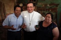 Domingo 31 de enero del 2016. San Fernando. Manuel Pergentino, el hábil carpintero que elabora la silla que utilizara el Papa Francisco durante el encuentro con las familias chiapanecas recibe la visita del Arzobispo de Tuxtla Gutiérrez Fabio Martínez Cas