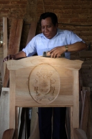 Domingo 31 de enero del 2016. San Fernando. Manuel Pergentino, el hábil carpintero que elabora la silla que utilizara el Papa Francisco durante el encuentro con las familias chiapanecas recibe la visita del Arzobispo de Tuxtla Gutiérrez Fabio Martínez Cas