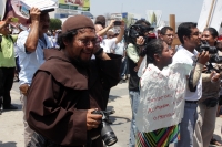 Jueves 26 de marzo del 2015. Tuxtla Gutiérrez. El Sacerdote Marcelo Pérez, párroco de Simojovel, al término de la peregrinación de 4 días por la paz que realiza el pueblo creyente y organizaciones sociales hacia la capital de de Chiapas