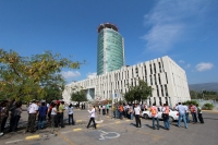 Jueves 6 de febrero del 2014. Tuxtla Gutiérrez. Foto/Juan Carlos Calderón. Los trabajadores y visitantes de la Torre Azteca-Chiapas abandonan el edificio cuando se activaron las alarmas esta mañana durante el operativo de simulacro de siniestro.