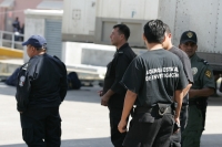 Martes 16 de noviembre. Autoridades periciales y de Protección Civil continuaron trabajando este martes en las instalaciones siniestradas de un centro comercial en la 20 poniente