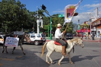 Foto/Jesús Hernández. Martes 2 de diciembre del 2014. Tuxtla Gutiérrez. Sinnar Corzo entrando a la ciudad como lo hiciera su abuelo a 100 años del Movimiento Mapachista en lo que llama “La Toma Pacifica de Tuxtla por la División MapaChis y los 43 de Ayotz