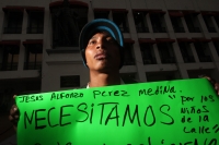 Jueves 27 de noviembre del 2014. Tuxtla Gutiérrez. Suturado de los labios escribe sus demandas a favor de los niños de la calle, sentado en las gradas de la estatua de Joaquín Miguel Gutiérrez en la entrada del ayuntamiento de la ciudad.