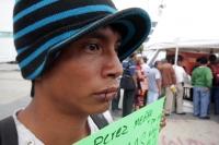 Jueves 27 de noviembre del 2014. Tuxtla Gutiérrez. Suturado de los labios escribe sus demandas a favor de los niños de la calle, sentado en las gradas de la estatua de Joaquín Miguel Gutiérrez en la entrada del ayuntamiento de la ciudad.