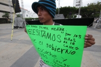 Jueves 27 de noviembre del 2014. Tuxtla Gutiérrez. Suturado de los labios escribe sus demandas a favor de los niños de la calle, sentado en las gradas de la estatua de Joaquín Miguel Gutiérrez en la entrada del ayuntamiento de la ciudad.